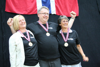 Kurt-Ove var tydelig fornøyd med gullet i mixlag. Gunn, Kurt-Ove og Anne-Lill mottok sine velfortjente gullmedaljer dag 5. Eskil