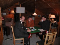 Fra spillelokalet og en glad gjeng som er ferdig med runden. Fra venstre John Solum, Arvid Bræck og Skjalg Solum.