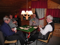 Meget konsentrert spillere. Fra venstre Jan Torseter, Harald Voktor, Eivind Løftingsmo og verten selv Walther Andreassen.
