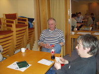 Bjarne Engesvik i konsentrert positur, Geir Hansen til høyre