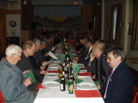 Middagsbordet dekket og medlemmene venter på serveringen