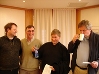 Måtte ta bilde av proffspillerne våre Geir og Tor, fra venstre Sigve Smørdal, turneringsleder Rolf Lehn, Geir Helgemo med farris