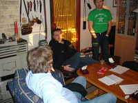 Kamp tre er ferdig, her diskuterer Peter, Gunnar og Olav noen spill
