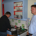 Rune i oppvasken, Peter kontrollerer at det gjøres skikkelig arbeide